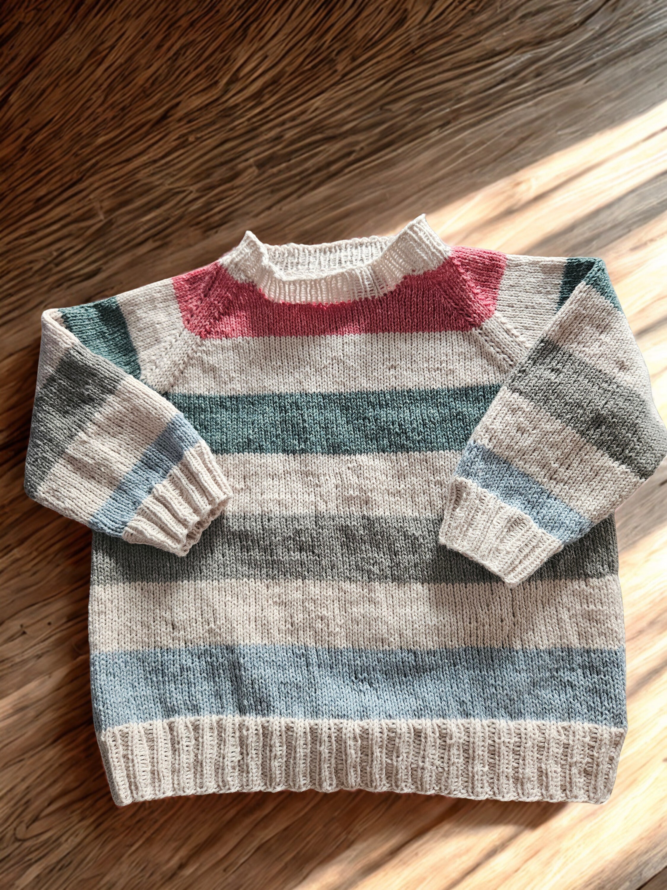 Stribet Bluse Strikkekit  Børnetrøje Med Raglanærmer   Esther By Permin