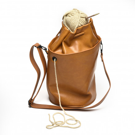 Unwind Strikketaske Rund Lysebrun Pu-læder ø22cm 41cm